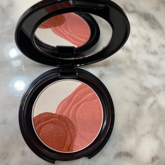 ***SOLD*** Shisheido Blush - Picture 2 of 2